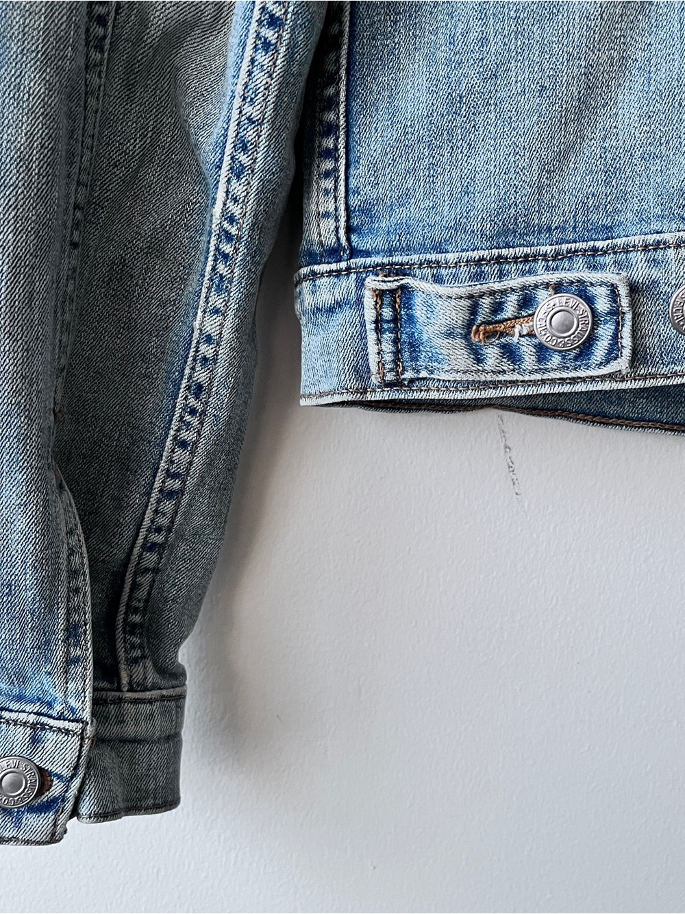Y2K Levi's Women's Light Blue Washed Denim Jacket Size S - Picture 8 of 14